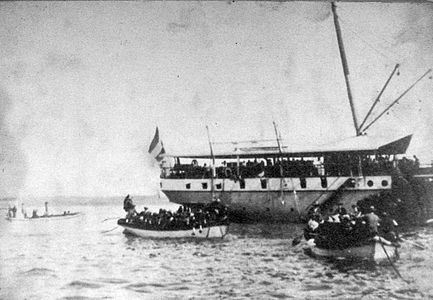 Tentara Belanda tuun ring kapal ring Sanur warsa 1906.