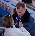 Nick Hague recebido pela esposa Cathy no Aeroporto de Krayniy.