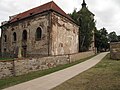 Kostel sv. Václava, v pozadí zvonice