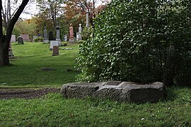 Pierre tombale au cimetière Notre-Dame-des-Neiges