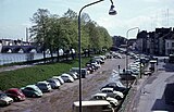 Het gedempte kanaal ter hoogte van de Kesselskade, ingericht als tijdelijk parkeerterrein, ca. 1965