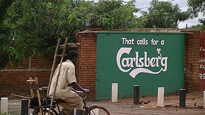 Reclame voor bier op straat in Malawi. Er is veel reclame zoals deze in de grote steden van Malawi