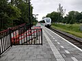 Arriva GTW richting Groningen komt aan op het station