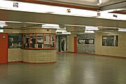 Geschlossener Fahrkartenschalter im nördlichen Verteilergeschoss, 2024. Hinten rechts befand sich hinter der orangefarbenen Tür bzw. der Wand mit der Aufschrift „Stettiner Bahnhof“ der Verbindungstunnel zum Fernbahnhof.