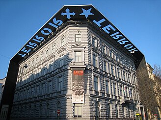 Museu Casa do Terror em Budapeste. Aborda os regimes nazifascista e comunista da Hungria e homenageia suas vítimas, algumas mortas neste mesmo edifício.