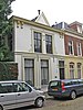 Witgepleisterd woonhuis met dwars achterhuis