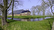 De omgrachte boerderij Batenburg ten zuidoosten van het dorp