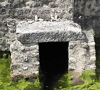 Offrandes votives dans le nymphée au-dessus de l'arrivée de la canalisation nord