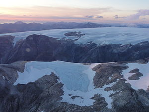 Lo Svartisen visto dall'alto con la valle Glomdalen in primo piano.