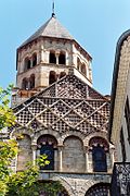 Rautendekor am Giebel des Südquerhauses der St Julien, Chauriat, Auvergne