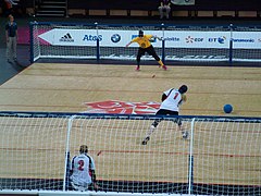 USA women throwing to AUS F (Sep 2012).