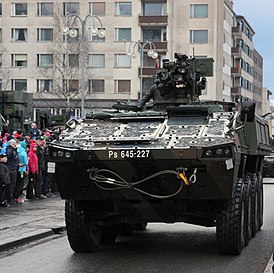 Patria AMV XA-360 на параде в День независимости Финляндии, 2015. Различимы дополнительные навесные бронемодули по бортам БМП.