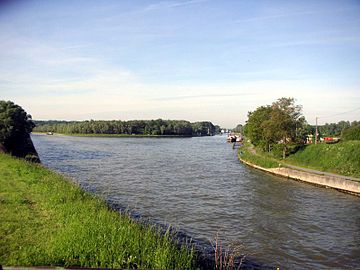 Croisement du canal du Nord et du canal de la Sensée.