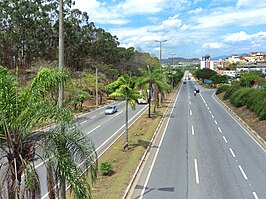 De hoofdweg Avenida Pedro Linhares Gomes in Ipatinga