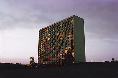 Grøfthøjhuset i det sydlige Aarhus er et karakteristisk velfærdsorienteret beboelseshøjhus fra 1970.