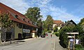 Dorfstraße mit Gasthof Raben (links) und Dorfcafé (rechts)