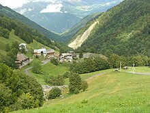 Hameau de La Chapelle. Le glissement de terrain à hauteur du hameau de La Thuile que l'on devine au second plan