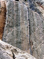 Une voie au pied d'une falaise