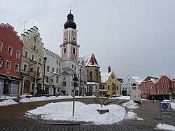 Náměstí s radnicí, špitálem a věží sv. Jakuba