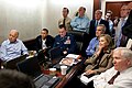 El presidente de Estados Unidos Barack Obama con su equipo de seguridad nacional en la Sala de Situaciones de la Casa Blanca recibiendo imágenes en directo de la Operación Lanza de Neptuno, la cual condujo a la muerte de Osama Bin Laden el 1 de mayo de 2011. Por Pete Souza.