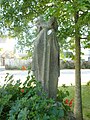 Rosnoën : statue géminée de saint Jean et saint Barthélemy (reste de l'ancien calvaire de Roland Doré).