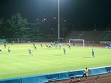 Joueurs de football sur un stade, de nuit