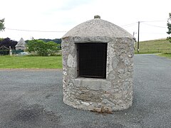 Puits à côté de l'église de Sénézelles.