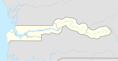 Mapa konturowa Gambii, blisko lewej krawiędzi znajduje się punkt z opisem „Bakau”