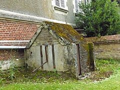 Puits, près de l'église.