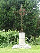 Croix à côté de l'église de Sénézelles.