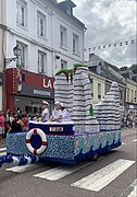 Char représentant les falaises d’Etretat lors de la Cany parade 2023.