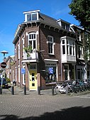 Geboortehuis van Wim Sonneveld aan de Jan Pieterszoon Coenstraat 84 te Utrecht[8]