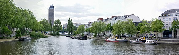 L'Erdre à Nantes, avec l'hôtel de préfecture, le monument aux 50-Otages et la tour Bretagne.