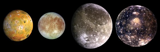 Sateliții galileeni. De la stânga la dreapta, în ordinea creșterii distanței față de Jupiter: Io, Europa, Ganymede, Callisto.