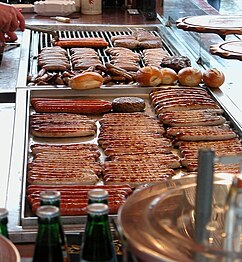 Uma variedade de linguiças grelhadas Bratwurst no mercado principal de Nuremberg