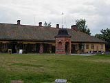 Hovedbrønnen og den gamle kasernen på Kongsvinger festning.