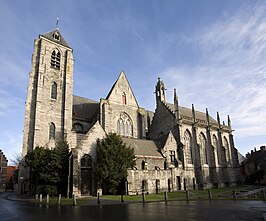 Onze-Lieve-Vrouwekerk met rechts de Gravenkapel en op de voorgrond eronder de restanten van de Franse dwangburcht