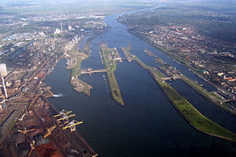 Sluizencomplex gezien vanuit het westen met IJmuiden rechts en de Hoogovens en staalfabrieken links