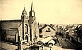 Locminé : la place Saint-Sauveur vers 1910 avec l'église Saint-Sauveur et la chapelle Saint-Colomban (carte postale).