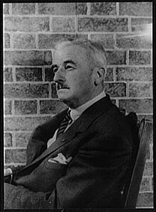 Écrivain américain William Faulkner dans un portrait en image noir et blanc.