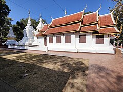 Overview of the main religious buildings, viharn and 3 chedi's