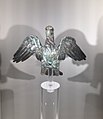 Aquila esposta al Museo archeologico nazionale d'Abruzzo a Chieti. L'aquila è stata rinvenuta nell'area archeologica di Amiternum, in occasione di scavi eseguiti nel corso degli anni settanta del Novecento. Fusione piena e ritoccata con bulino semicircolare.