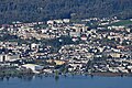 Blick vom Berg Etzel auf Rapperswil-Jona. Unten links am Ufer die St. Galler Kantonalbank Arena (2010).