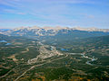 Jasper vom Whistler's Mountain. Der Highway 16 führt am unteren rechten Bildrand aus der Stadt / Alberta