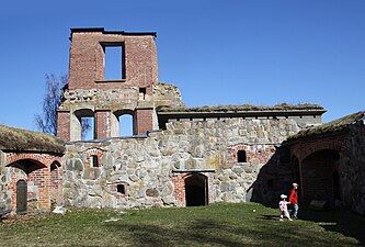 Borggården på Mörby slottsruin 2011