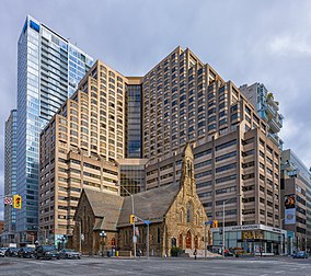 Igreja anglicana do Redentor, Toronto, Canadá. A pequena igreja está localizada no cruzamento da rua Bloor e avenida Road, perto do Museu Real de Ontário. Foi fundada em 1871, quando a área ainda estava na periferia da cidade. O edifício em estilo neogótico foi inaugurado em 15 de junho de 1879. Ela é conhecida por sua postura progressista em questões sociais, especialmente os direitos dos homossexuais. A igreja também é conhecida por sediar uma série de eventos musicais e concertos. (definição 6 470 × 5 751)