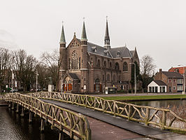 De Sint-Josephkerk met de Nassaubrug op de voorgrond