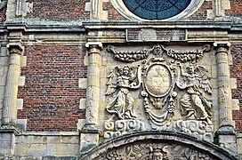 Fronton du portail de la chapelle.