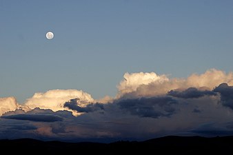 Chmury kłębiaste deszczowe (Cumulonimbus calvus) oraz chmury kłębiaste warstwowe soczewkowate (Stratocumulus lenticularis)