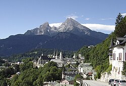 Berchtesgaden với nhà thờ Stifts- und Pfarrkirche, đằng sau là ngọn núi Watzmann